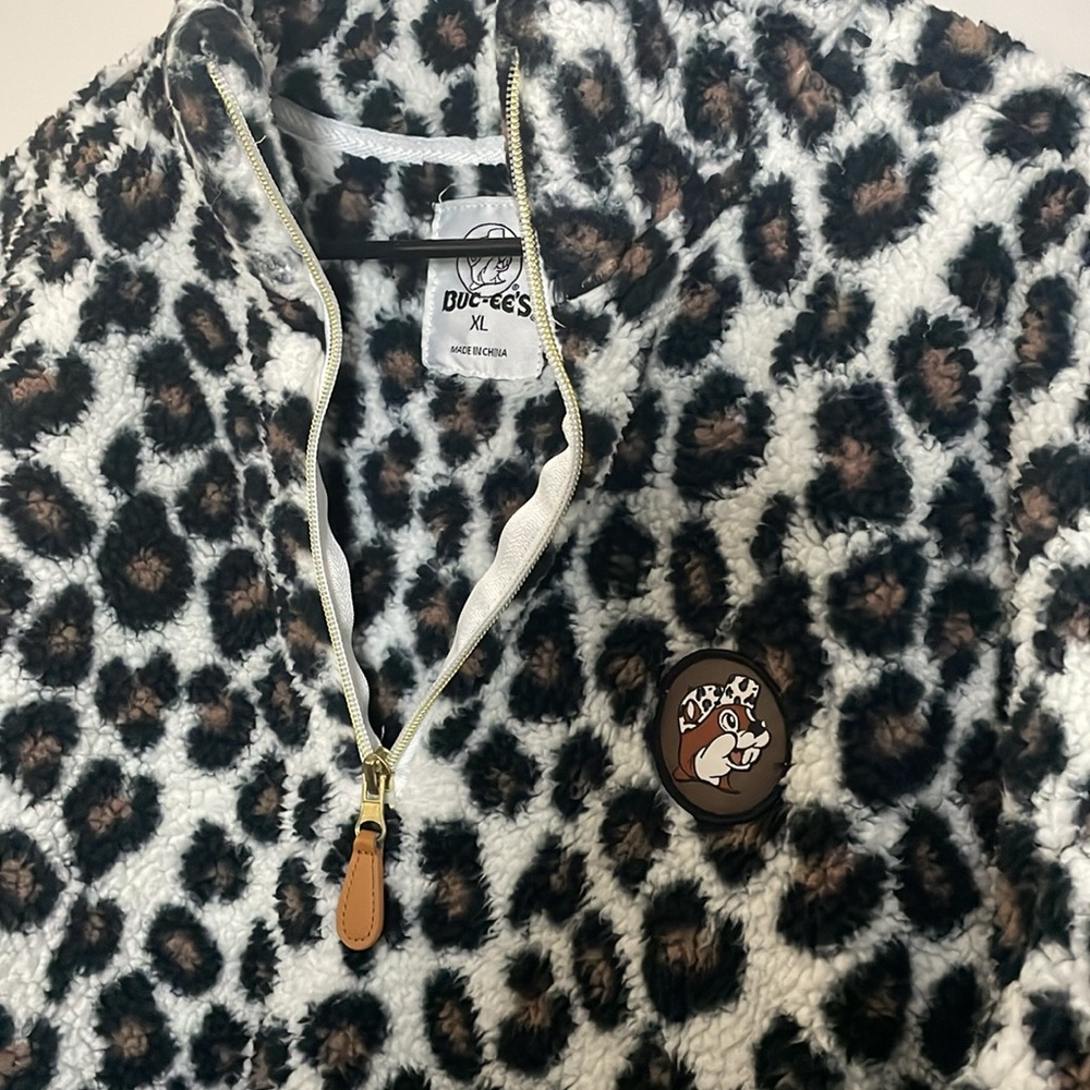 Buc-ees cheetah print pull-over Sherpa sweater size XL - Picture 2 of 3